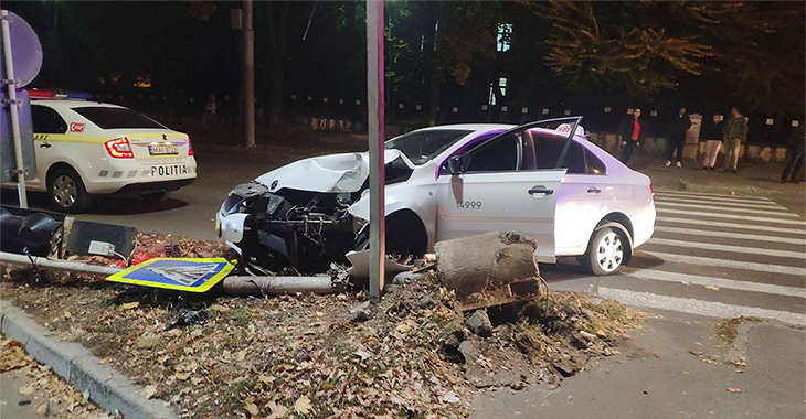 Un taximetrist în stare de ebrietate a provocat un accident în Chişinău, doborând şi un semafor
