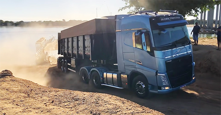 (VIDEO) Un camion modern Volvo FH 540 e pus să tracteze două remorci în loc de una şi să iasă prin denivelări de pe feribot în Brazilia