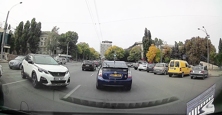 (VIDEO) Manevră cu tupeu în Chişinău, virând peste linia continuă, pe o stradă centrală cu 6 benzi de deplasare