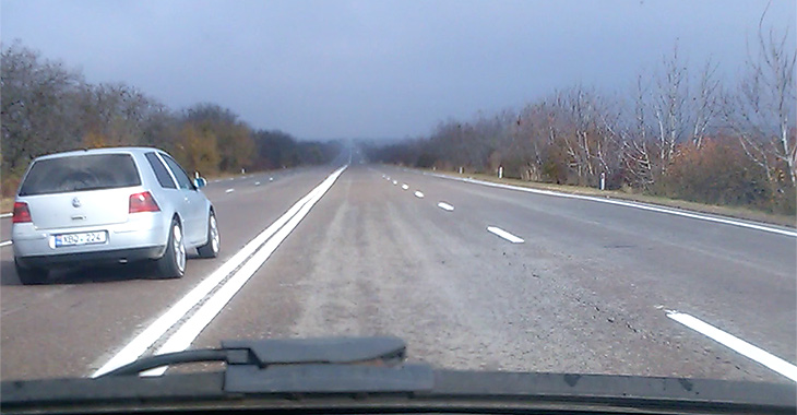 (VIDEO) Depăşire cu viteza fulgerului, pe contrasens, în Moldova, surprinsă de o cameră de bord