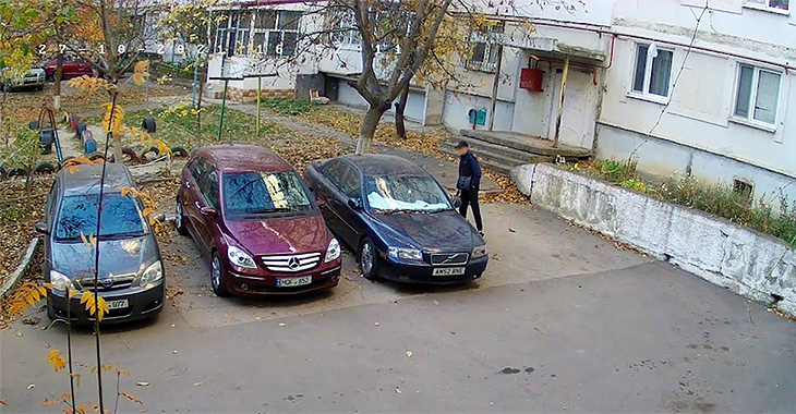 Aşa se inspectează maşinile în Chişinău înainte de a fi sparte pentru furturi, pe exemplul unei curţi din sectorul Ciocana