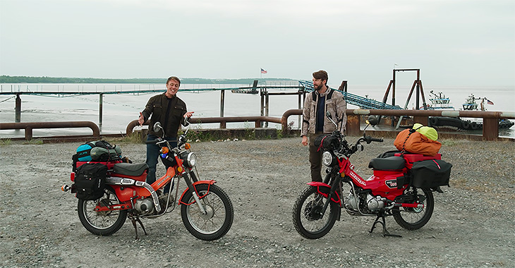 (VIDEO) Două motociclete Honda, una din 1975 şi alta din 2021, puse să treacă Alaska în zilele noastre într-o călătorie de 1,600 km