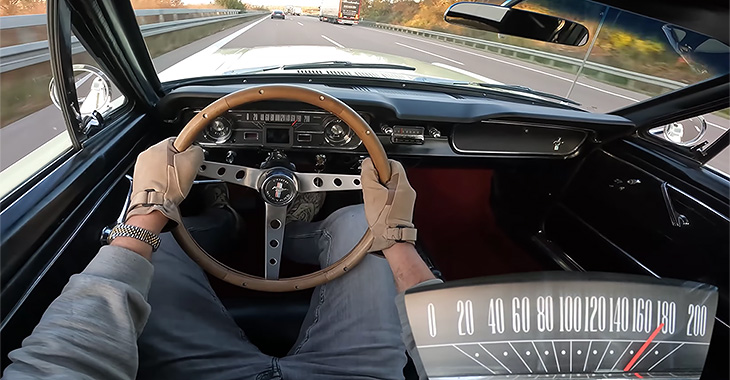 (VIDEO) Cum sună şi cum merge un Ford Mustang V8 clasic din 1965, galopat pe o autostradă germană din zilele noastre