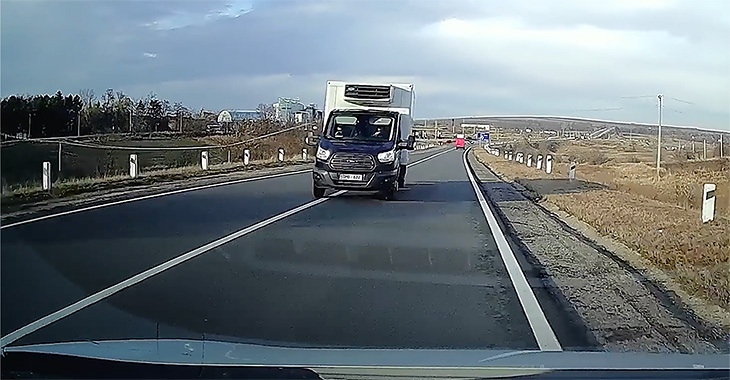 (VIDEO) La un pas de impact frontal cu un camion, pe un traseu din Moldova, iar şoferul ar fi privit în telefon