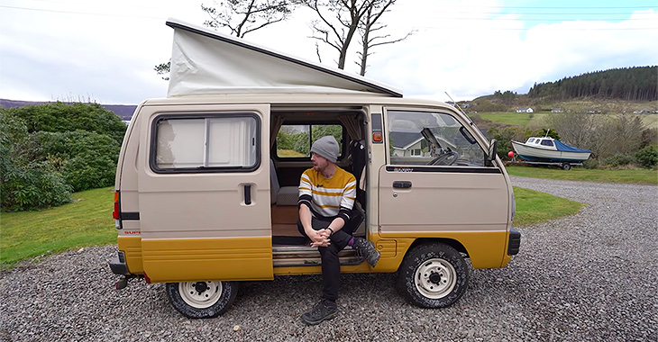 (VIDEO) Cel mai mic şi ieftin van cu casă la bord e un Suzuki din 1989, care aparţine unui fotograf din Scoţia