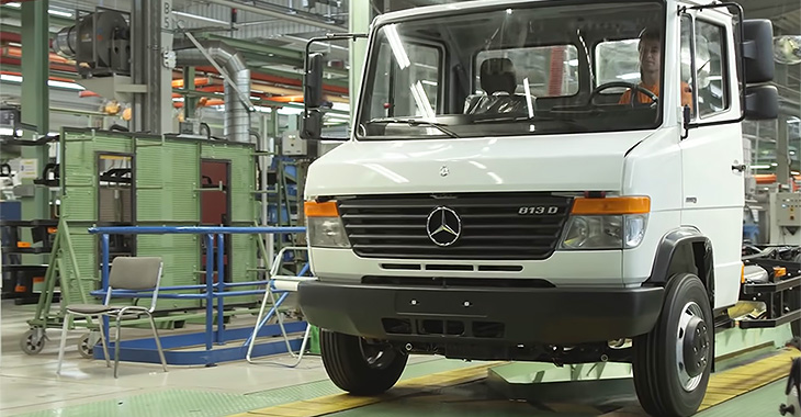 (VIDEO) Cum se asamblau cândva legendarele microbuze Mercedes Vario, renumite pentru durabilitatea lor