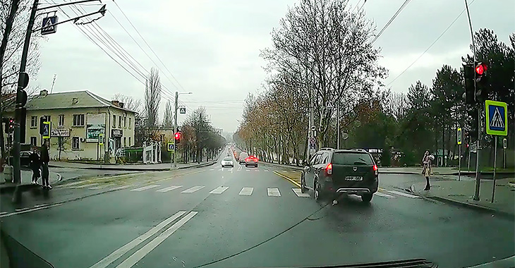 (VIDEO) Cea mai grăbită Dacia din Chişinău trece la roşu, merge cu viteză şi foloseşte banda dedicată transportului public