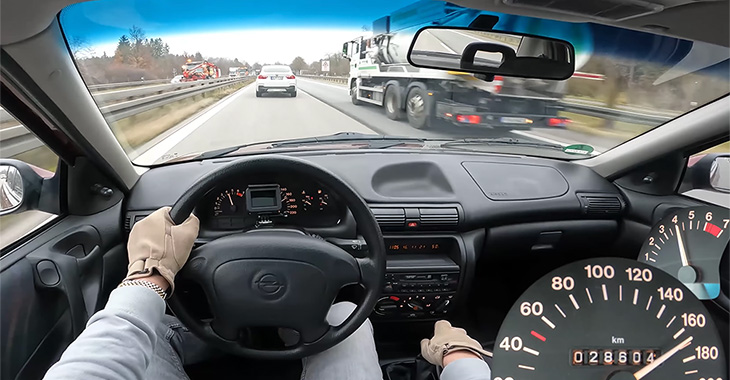 (VIDEO) Un Opel Astra F din 1996, cu doar 28 mii km parcurşi, încearcă să atingă viteza maximă pe o autostradă din Germania