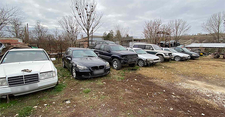Serviciul Vamal continuă controalele la dezmembrările auto, 19 automobile fiind descoperite în sudul ţării, iar proprietarii impuşi să achite taxele de import
