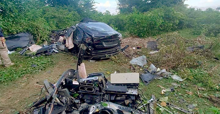 O Tesla Model S a căzut într-o prăpastie în Puerto Rico şi s-a transformat într-un boţ de fiare, însă şoferul a supravieţuit