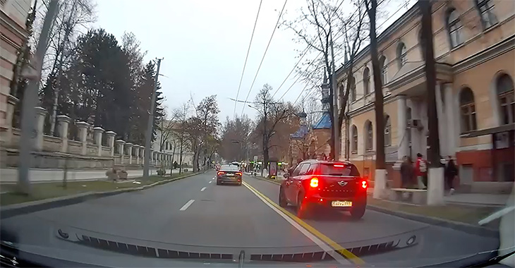 (VIDEO) Manevre de neînţeles ale unui şofer din Chişinău pe banda destinată transportului public de pe una din străzile centrale
