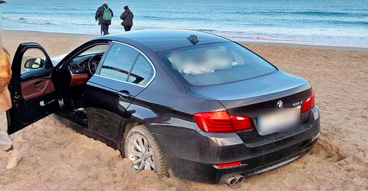 Amendă uriaşă pentru o şoferiţă care a intrat cu maşina pe o plajă din Constanţa şi a rămas blocată acolo