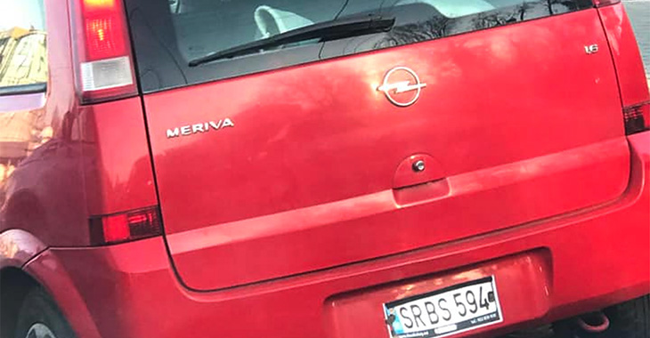 Un şofer din Moldova, surprins în trafic cu o poză a numărului de înmatriculare la maşina sa, în loc de plăcuţa propriu-zisă