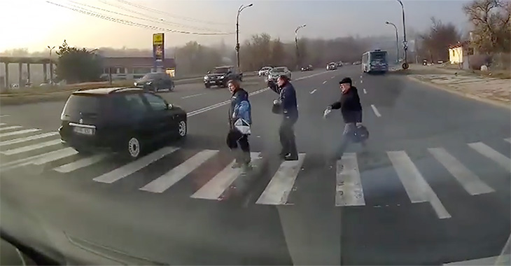 (VIDEO) Trei pietoni, la un pas de a fi accidentaţi de un automobil pe o stradă din Chişinău
