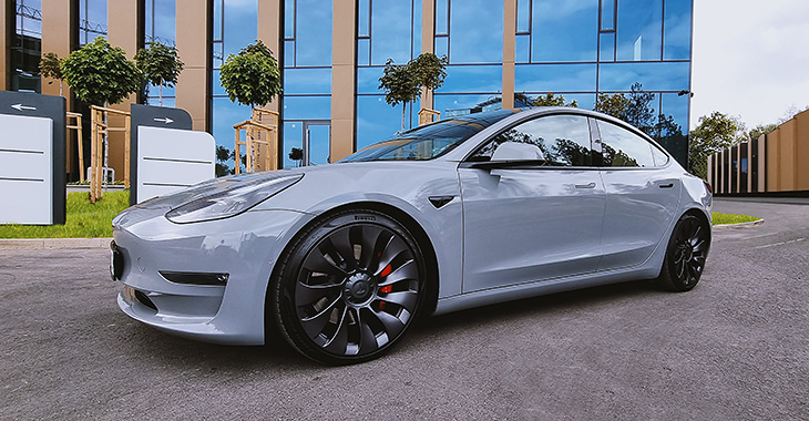 Bulgarii de la Vilner consideră că Tesla Model 3 are un interior prea sumbru, aşa că au creat ei unul mai sofisticat