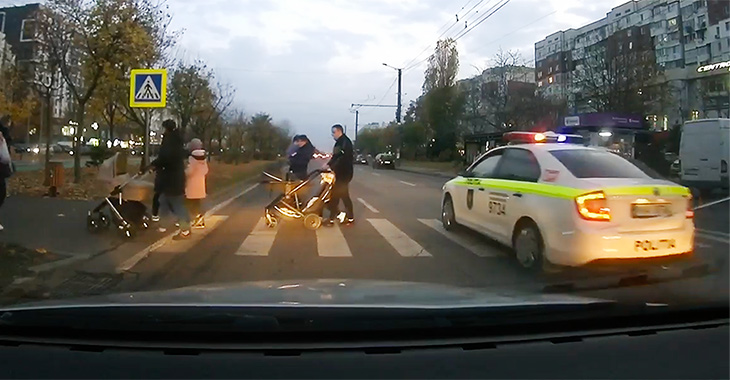 (VIDEO) Doi şoferi din Chişinău, de Opel şi Mercedes, au ignorat două familii cu cărucioare pe trecerea de pietoni şi şi-au primit imediat pedeapsa de la poliţie