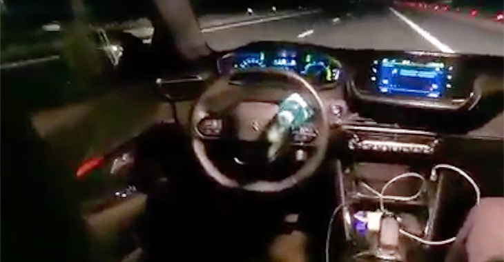 (VIDEO) Un şofer din România s-a filmat mergând pe autostradă, lăsând maşina să se conducă singură, până când totul a sfârşit trist