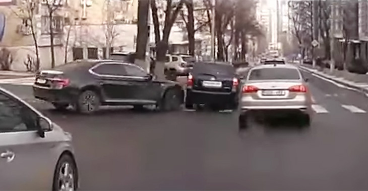 (VIDEO) Virarea neatentă la săgeata verde a determinat un accident în Chişinău, surprins de o cameră de bord