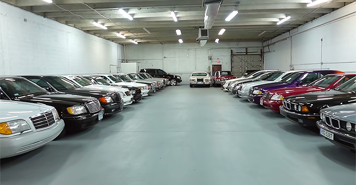(VIDEO) Un singur om, fan şi Mercedes, şi de BMW, şi de Porsche, are un garaj de vis în SUA
