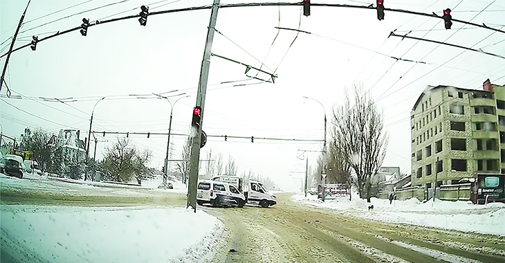 (VIDEO) Cât de uşor se poate produce un accident pe zăpadă, într-o intersecţie din Chişinău, când un şofer crede că va reuşi să treacă