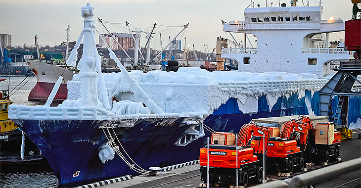O navă a ajuns într-un port din Rusia cu automobilele pe care le transporta acoperite cu un strat gros de gheaţă