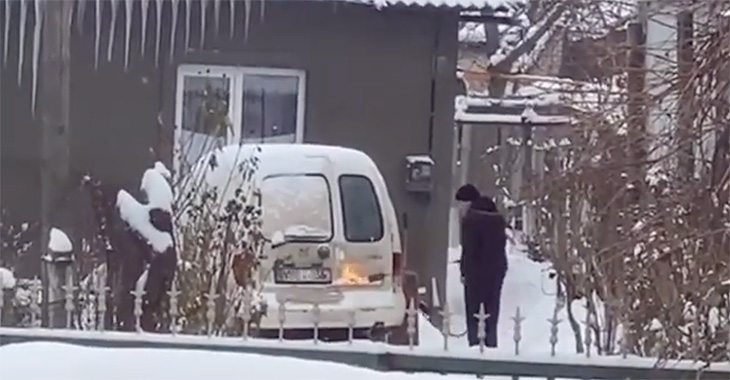 (VIDEO) Cel mai neobişnuit mod de a încălzi maşina dimineaţa, surprins într-o curte din Moldova