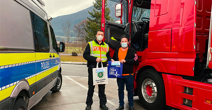 Gest rar şi frumos al poliţiei din Germania faţă de şoferii de camioane din alte ţări, surprinşi de sărbători în parcările lor