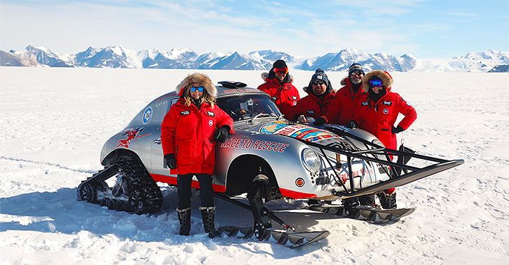 La vârsta de 65 ani, această femeie şi echipa sa au străbătut de curând Antarctica la bordul unui Porsche 356 din 1956, echipat cu şenile