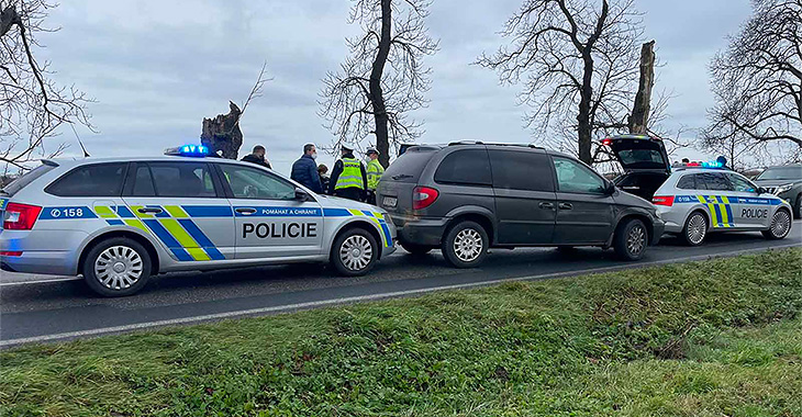 (VIDEO) Urmărire intensă a unui şofer din Moldova de către poliţia din Cehia, acesta a avariat maşinile poliţiei până a fost oprit