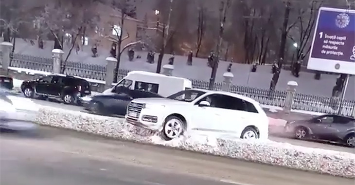 (VIDEO) Un Audi Q7 a vrut să vireze pe viaductul din Chişinău peste spaţiul separator, dar a rămas blocat în zăpada de acolo