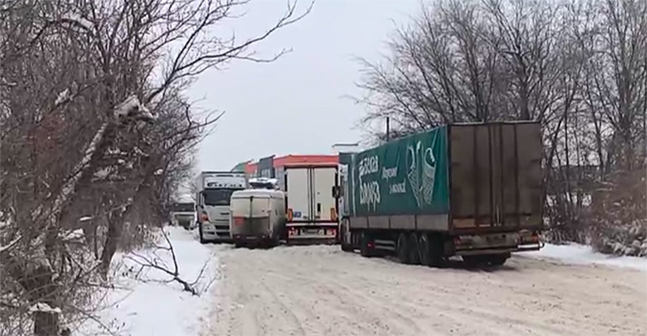 (VIDEO) Camioane blocate a treia zi consecutiv pe strada Industrială din Chişinău, iar autospecialele trec cu lamele ridicate