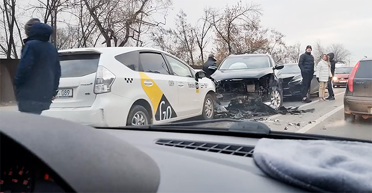 (VIDEO) Accident grav în Chişinău, după ce un taximetrist a ieşit pe contrasens şi a lovit în plin o coloană de maşini