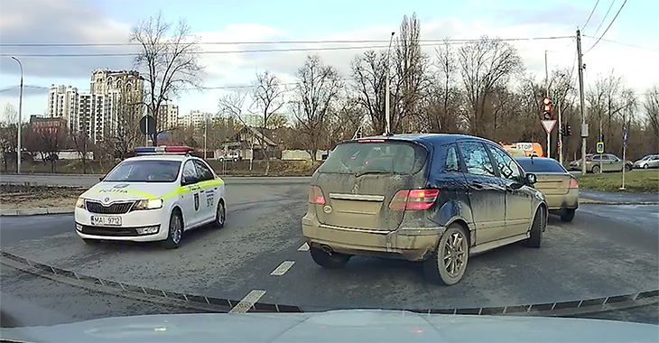 (VIDEO) Echipaj de poliţie din Chişinău, indiferent la o maşină care circulă pe contrasens în faţa sa şi trece înaintea altora la semafor