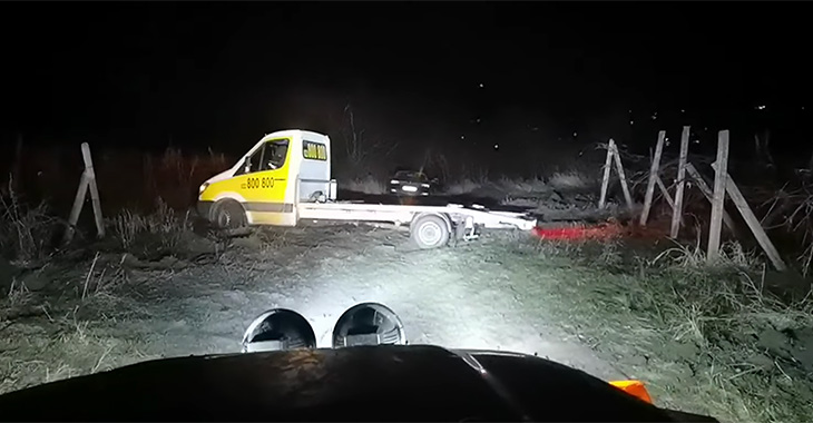 (VIDEO) Operaţiune de tractare din noroi în Moldova a unei Skoda Rapid şi a platformei de evacuare, care venise după ea