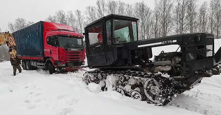 (VIDEO) Cum sună un tractor cu motor V8 de Lexus, cu şenile, care tractează un camion Scania prin zăpadă în Rusia