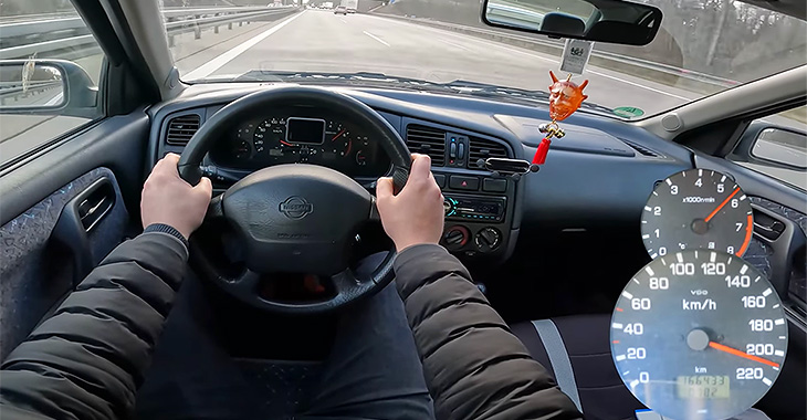 (VIDEO) Cât de repede poate galopa un Nissan Primera din 1998 pe o autostradă din Germania în zilele noastre