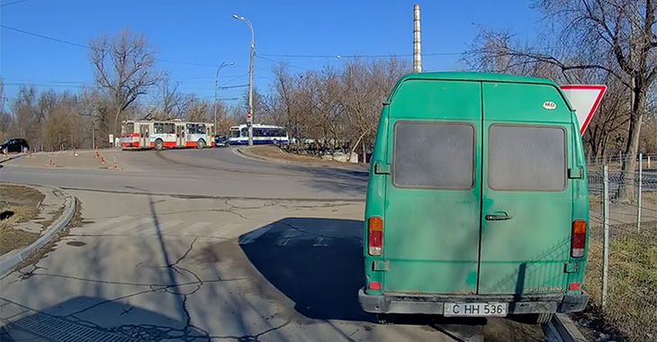 (VIDEO) Accident tipic produs la cea mai complexă intersecţie din Chişinău, între un troleibuz şi un automobil