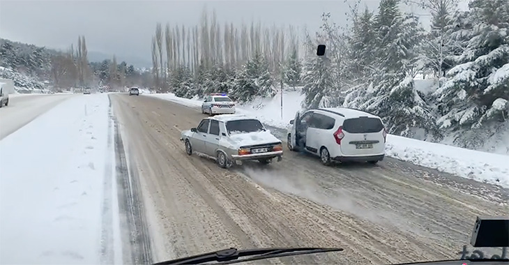 (VIDEO) Mai multe maşini moderne înaintează cu greu prin zăpadă, iar o Dacia clasică, numită şi Renault 12, trece cu nonşalanţă printre ele
