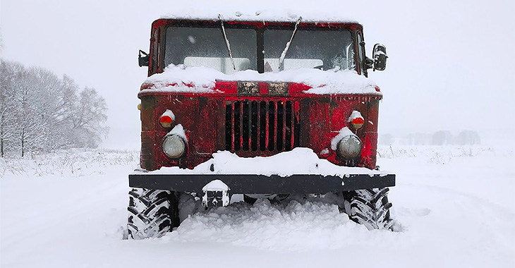 (VIDEO) Cum înaintează prin zăpadă un camion uşor GAZ 66 cu motor de 10.8 litri V8 de Kamaz