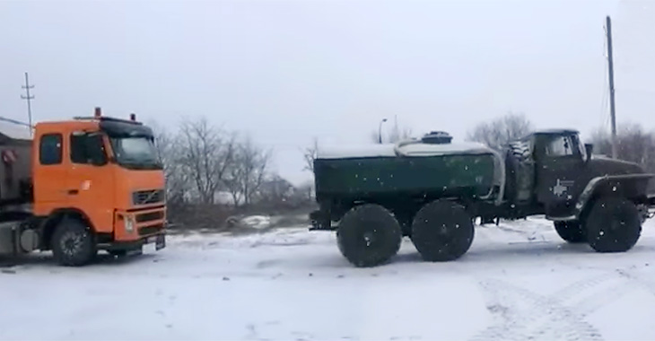 (VIDEO) Momentul în care un camion Ural vechi din Moldova tractează pe zăpadă un Volvo modern