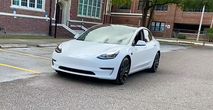 (VIDEO) Tesla a livrat un Model 3 fără plăcuţe de frână în SUA, iar service-ul i-a spus cumpărătoarei că sunetele de la roată sunt normale