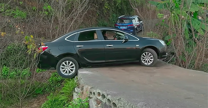 (VIDEO) Un şofer din China încearcă să repete o manevră de întoarcere pe un drum îngust, însă roţile spate ies în afara drumului