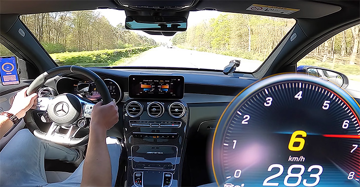(VIDEO) Cum sună şi cum merge un ultim Mercedes-AMG GLC cu motor V8 pe o autostradă fără limită de viteză din Germania