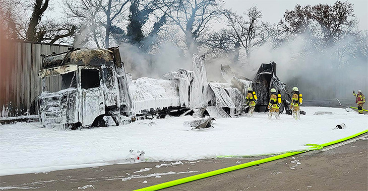 Un camion Scania, vedetă la concursurile custom, a ars pe o autostradă din Germania
