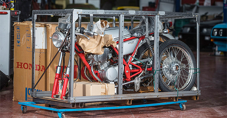O motocicletă clasică Honda, produsă acum 24 ani, care n-a fost scoasă niciodată din cutie, scoasă la vânzare în Franţa