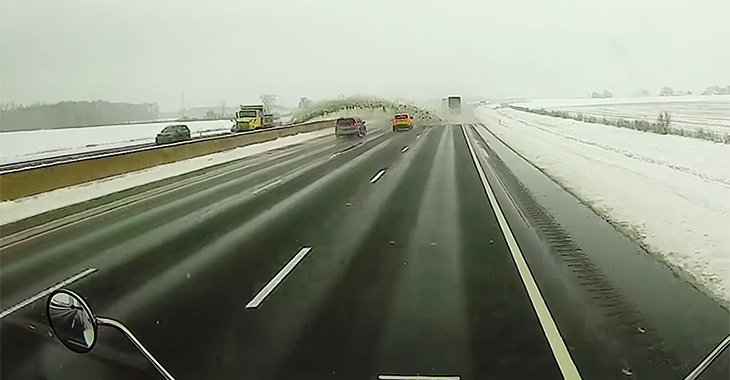 (VIDEO) Un camion de deszăpezire prea rapid a provocat mai multe accidente pe sensul opus al unei autostrăzi din SUA