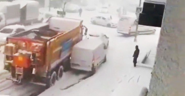 (VIDEO) Un camion de deszăpezire a alunecat pe o pantă în Istanbul şi a avariat toate maşinile de pe acea stradă
