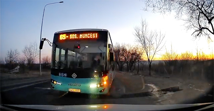 (VIDEO) Cu autobuzul plin cu pasageri, pe contrasens şi cu bliţuri din faruri în Chişinău