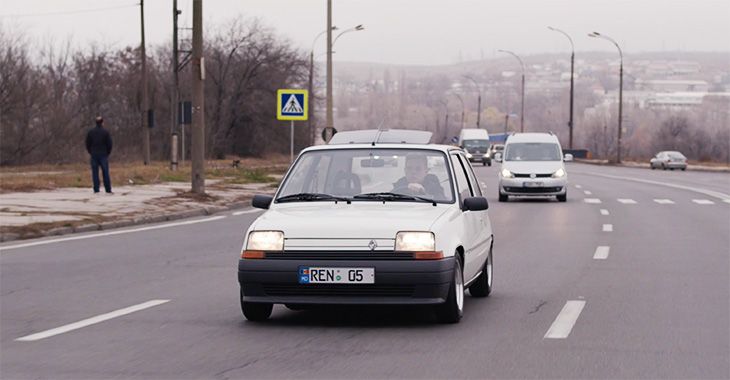(VIDEO) Oameni şi Maşini în Moldova: Ion Pavalachi, tânărul care are un Renault 5 francez şi o întreagă colecţie de maşini sovietice