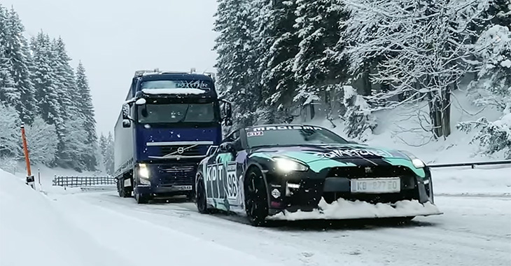 (VIDEO) Un camion Volvo, tractat pe zăpadă de un Nissan GT-R prin munţi, în drumul său spre Bosnia